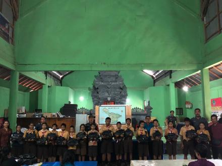 PEMBAGIAN BANTUAN KEPADA SISWA MISKIN